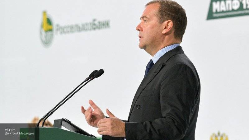 Медведев считает, что к отставке правительства следует относиться спокойно