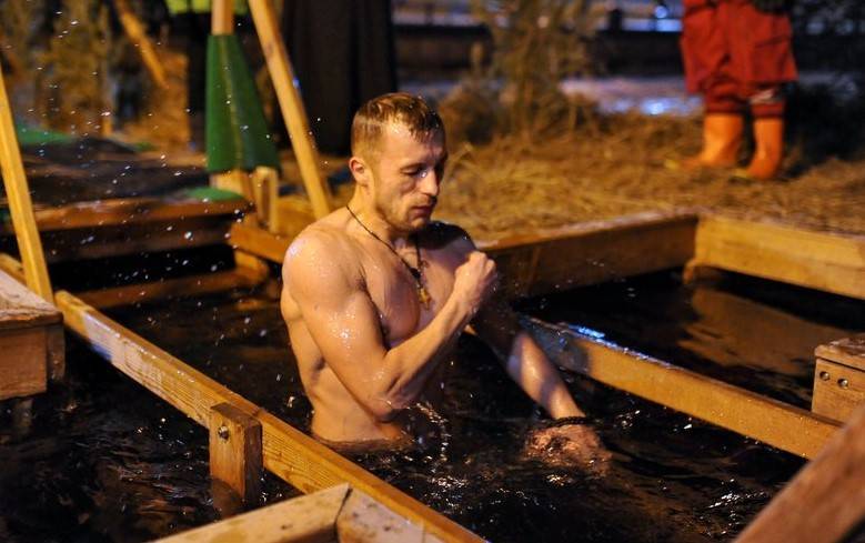 На крещенские купания в Москве пришли более пяти тысяч человек