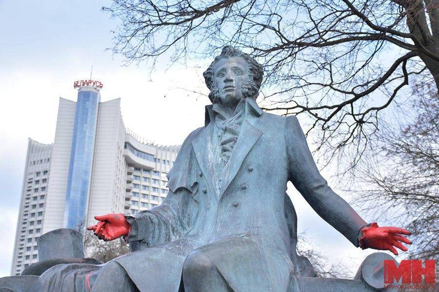 Шляхом Украины: Вандалы осквернили памятник Пушкину в Минске