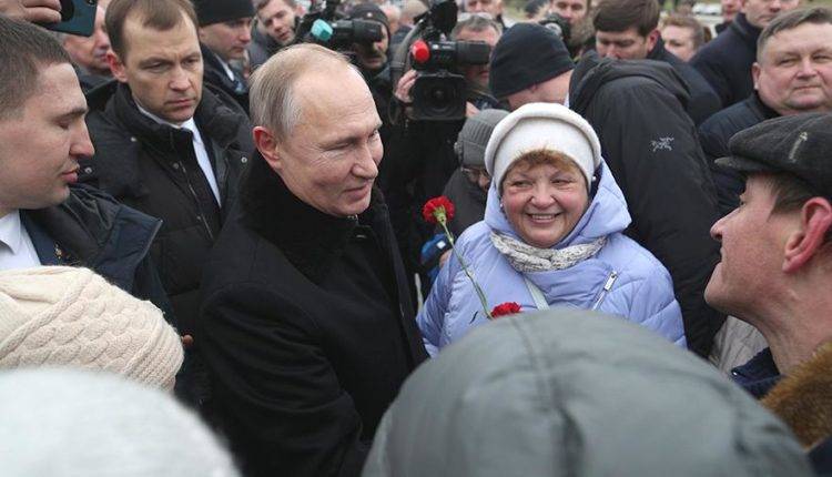 Путин пообещал помочь 94-летней петербурженке