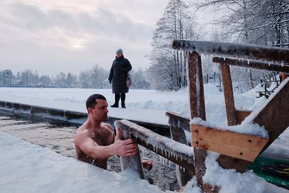 Россиянам дали рекомендации по купанию в проруби