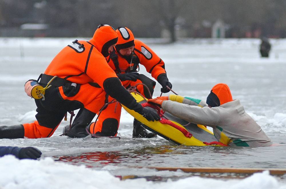 Трое мужчин провалились под лед на Борисовских прудах в Москве