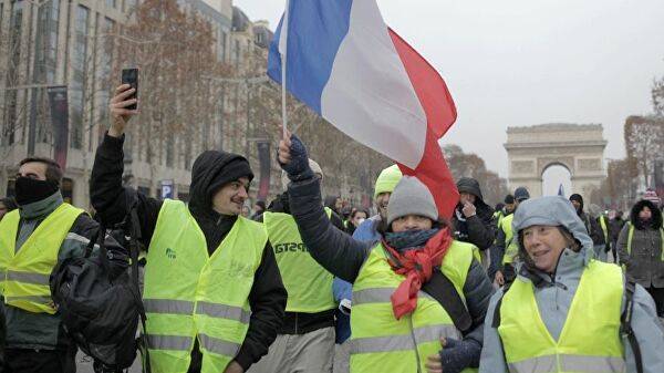 В Париже на акции «желтых жилетов» задержали более 30 человек