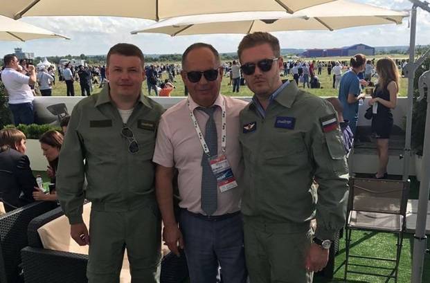 Директора авиазавода на Украине уволили за фото в форме российского пилота