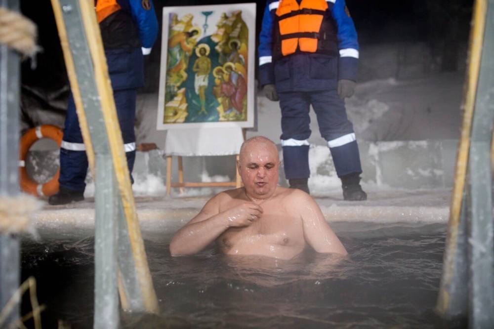 Губернатор Кузбасса поздравил жителей региона с Крещением и окунулся в прорубь