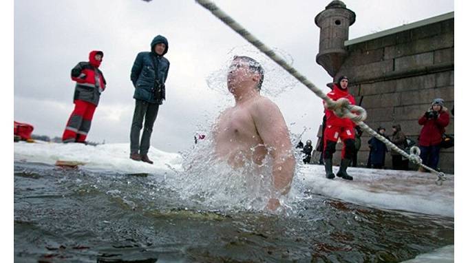 Петербуржцы продолжают крещенские купания