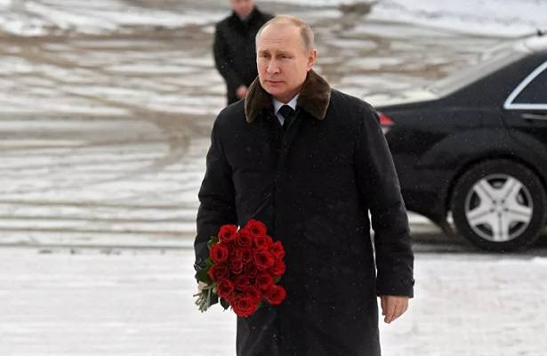 Путин возложил цветы к монументу «Рубежный камень» на Невском пятачке под Петербургом