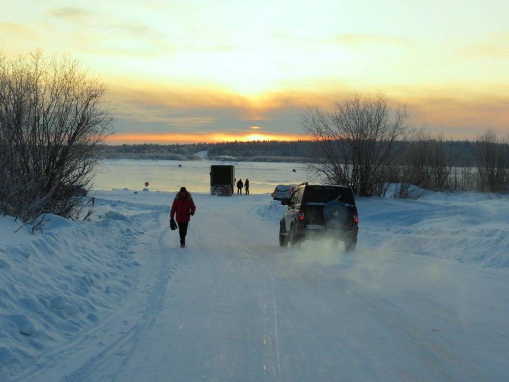 Трое мужчин пытались пересечь водоем в Москве и провалились под лед