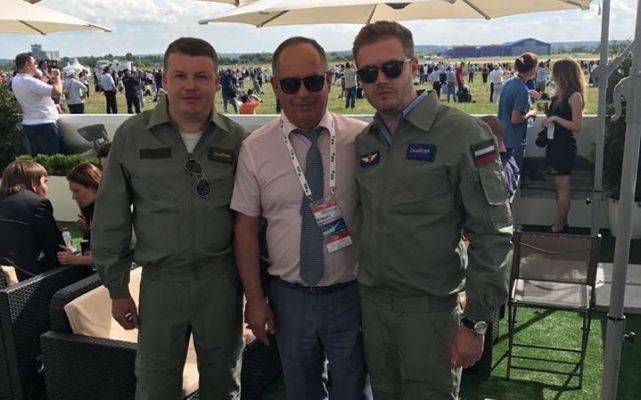 Директора авиазавода в Киеве уволили за фото в форме российского пилота