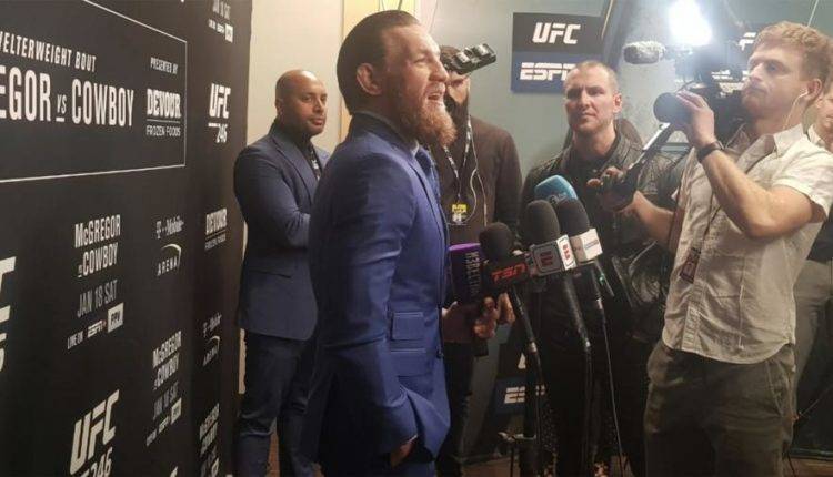 Макгрегор поднял микрофон «Известий» на пресс-конференции UFC 246