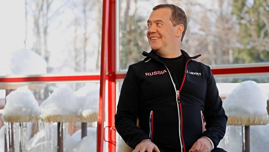 Медведев объяснил решение об отставке кабмина