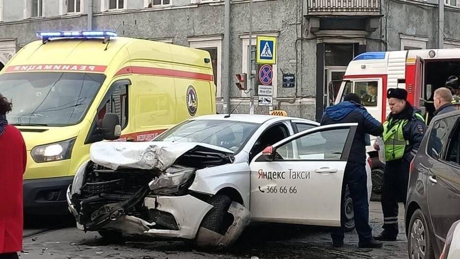 Два человека пострадали в ДТП с такси в центре Петербурга