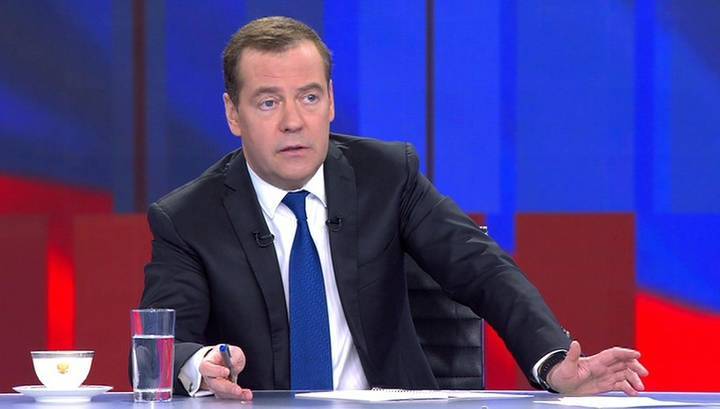 Медведев объяснил отставку своего кабмина и озвучил задачу нового