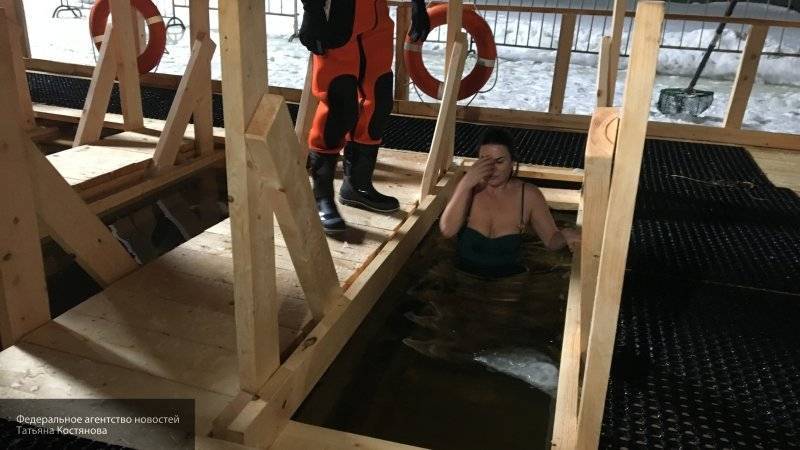 Московские спасатели помогли женщине, которой стало плохо во время крещенских купаний