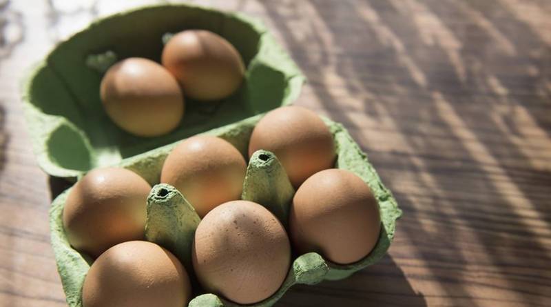 Зачем кассиры в супермаркетах проверяют коробки с яйцами?