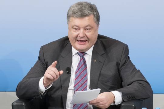 Порошенко заявил, что Украине со своими врагами нужно бороться святой водой