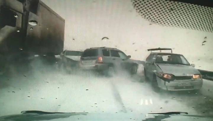 Появилось видео массового ДТП с участием семи машин в Оренбургской области