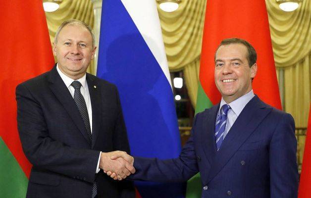 Белорусский премьер поблагодарил Медведева за его работу