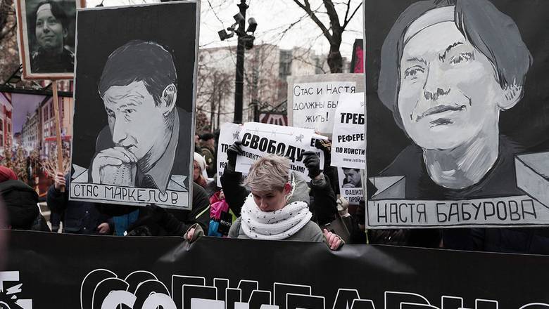 На шествии памяти Маркелова и Бабуровой задержали более десяти человек