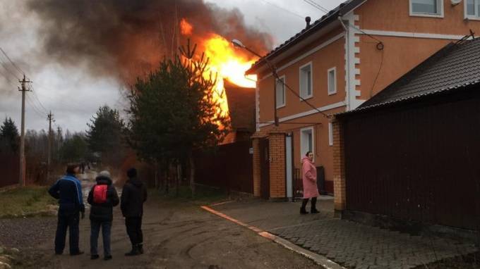 Спасатели больше часа тушили дом в в Ломоносовском районе