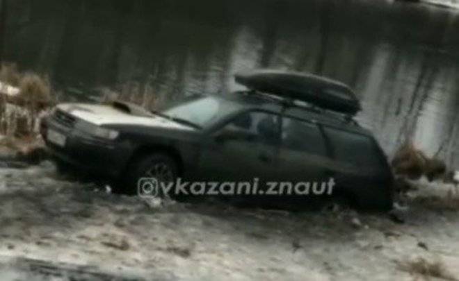 Соцсети: на Голубом озере под Казанью машина провалилась под воду