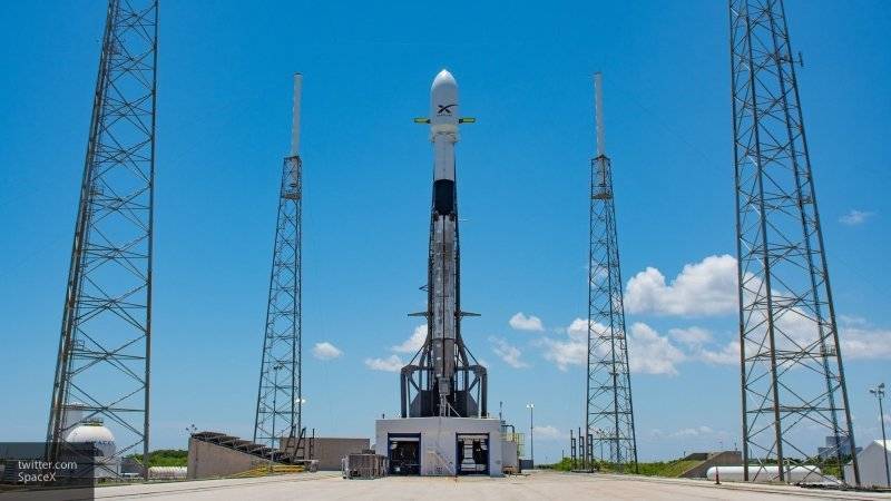 Space X успешно испытала систему аварийного спасения при старте ракеты Falcon 9