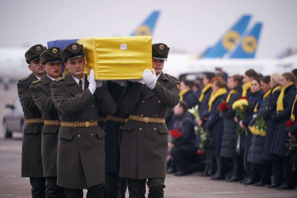 Тела украинцев, погибших в авиакатастрофе в Иране, доставили в Киев