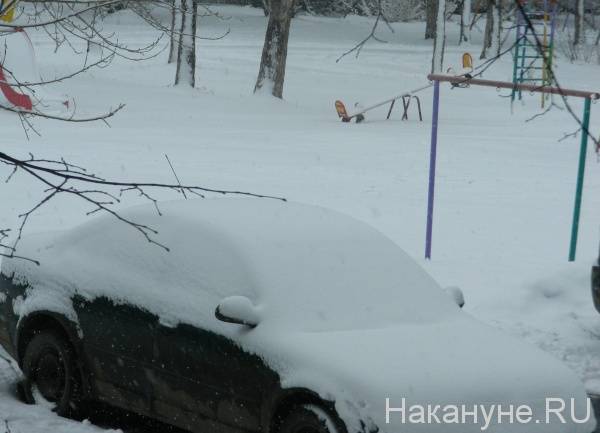 Свердловская ГИБДД призвала отказаться от поездок на личных автомобилях из-за обрушившегося на регион снегопада