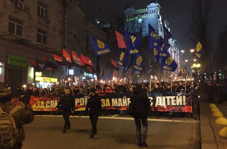 Украинские националисты устроили факельное шествие в честь Бандеры