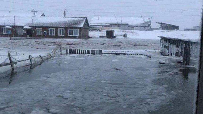 Видео: Почти два десятка частных домов затопило ледяной водой в Хабаровском крае