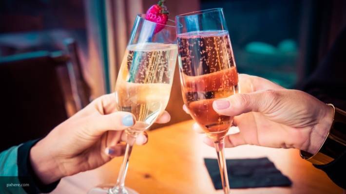 В Ленобласти время продажи шампанского в праздники могут продлить