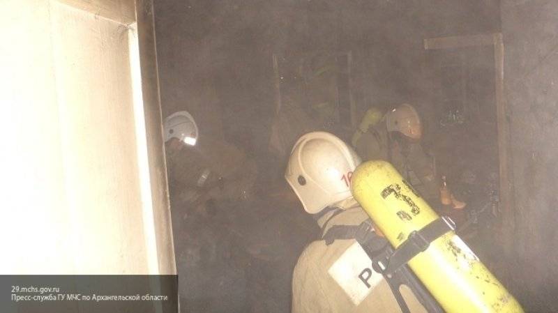Восемь человек эвакуировали из горящего дома в Астрахани
