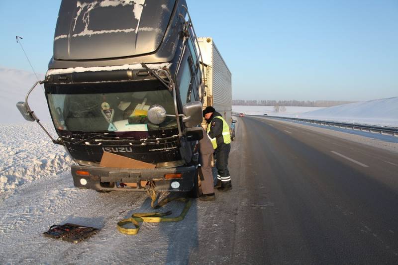 Полицейские помогли замёрзшему на кузбасской трассе водителю грузовика