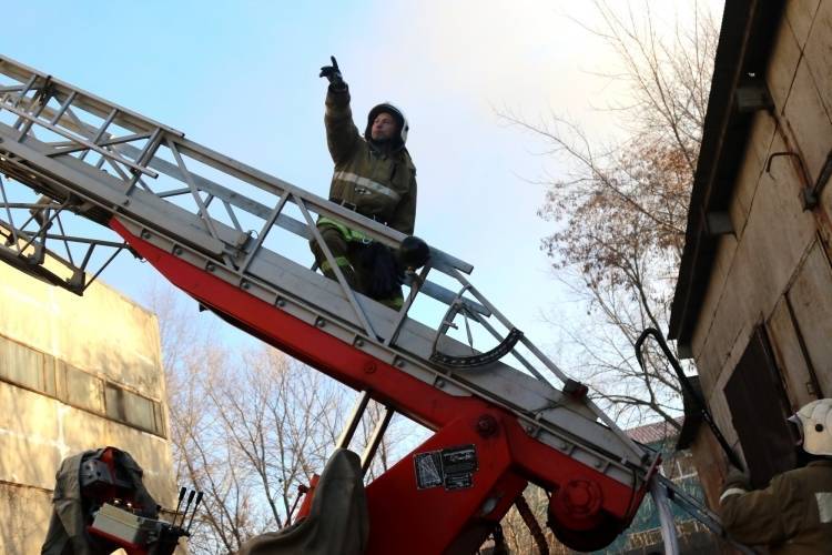 Пожарные ликвидируют сильное возгорание в трехэтажном доме в Астрахани