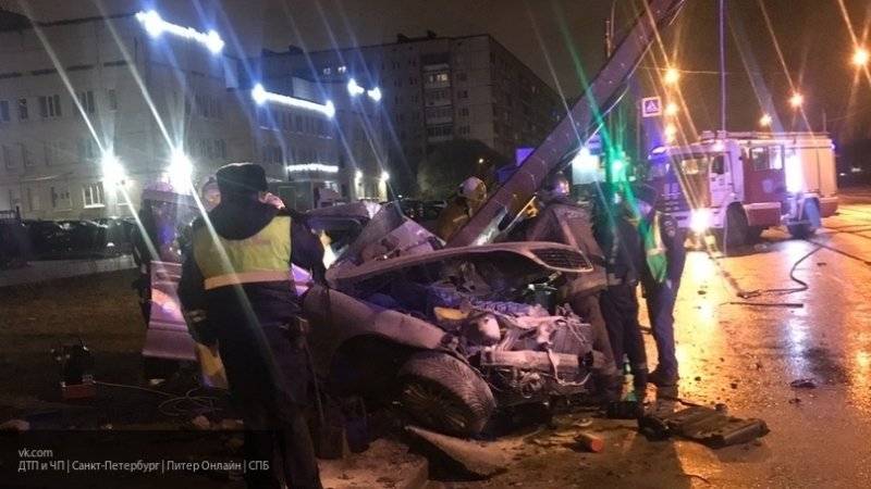 Иномарка на скорости врезалась в фонарный столб и загорелась в Петербурге