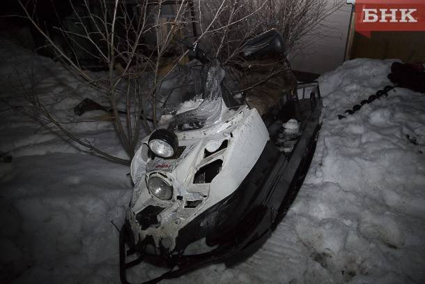 В ижемском селе пьяный водитель на снегоходе сбил пешехода