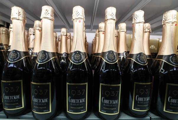 В России предложили разрешить ночную торговлю шампанским в Новый год
