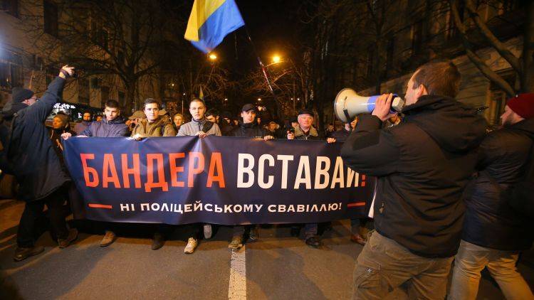 Как в Крыму отреагировали на факельные шествия в Киеве в честь Бандеры