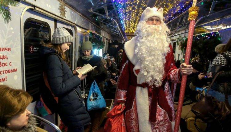 Более 250 Дедов Морозов предпочли метро в новогоднюю ночь в Москве