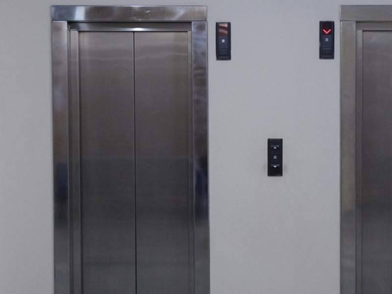 "Кричали страшно": лифт упал с девятого этажа и убил семью