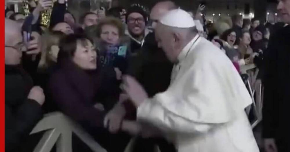 Папа римский извинился за инцидент с одной из верующих