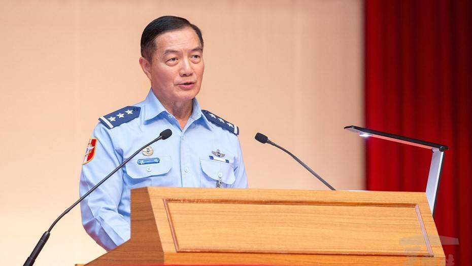 На Тайване при аварийной посадке вертолета погибли восемь человек, в том числе начальник Генштаба