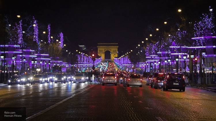 В Париже около 400 сотен человек смотрели новогоднее шоу на Елисейских полях