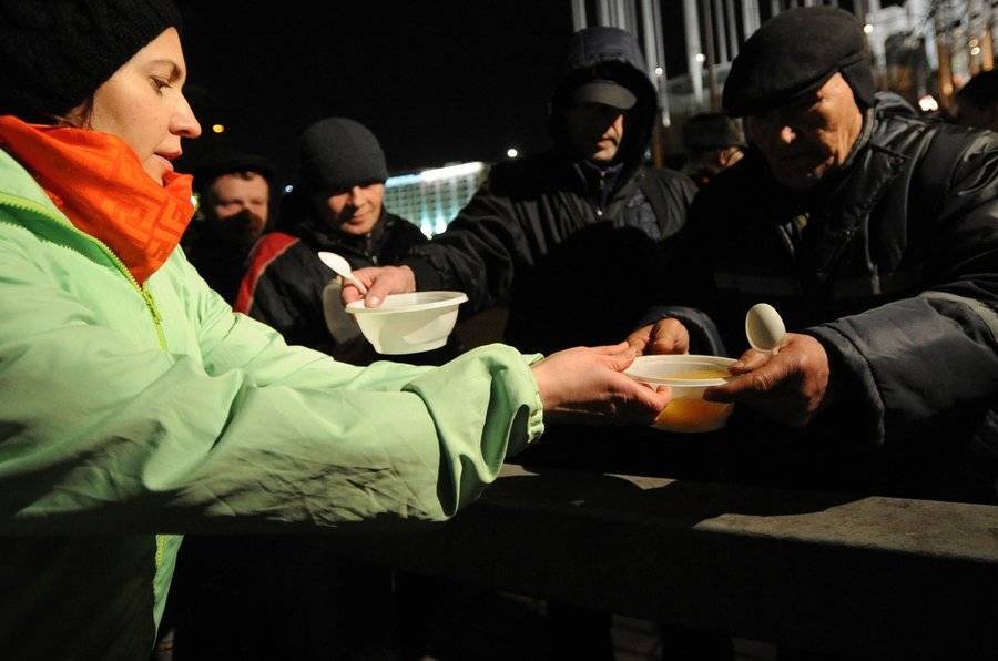 Праздничный обед для бездомных пройдет на площади трех вокзалов в Москве