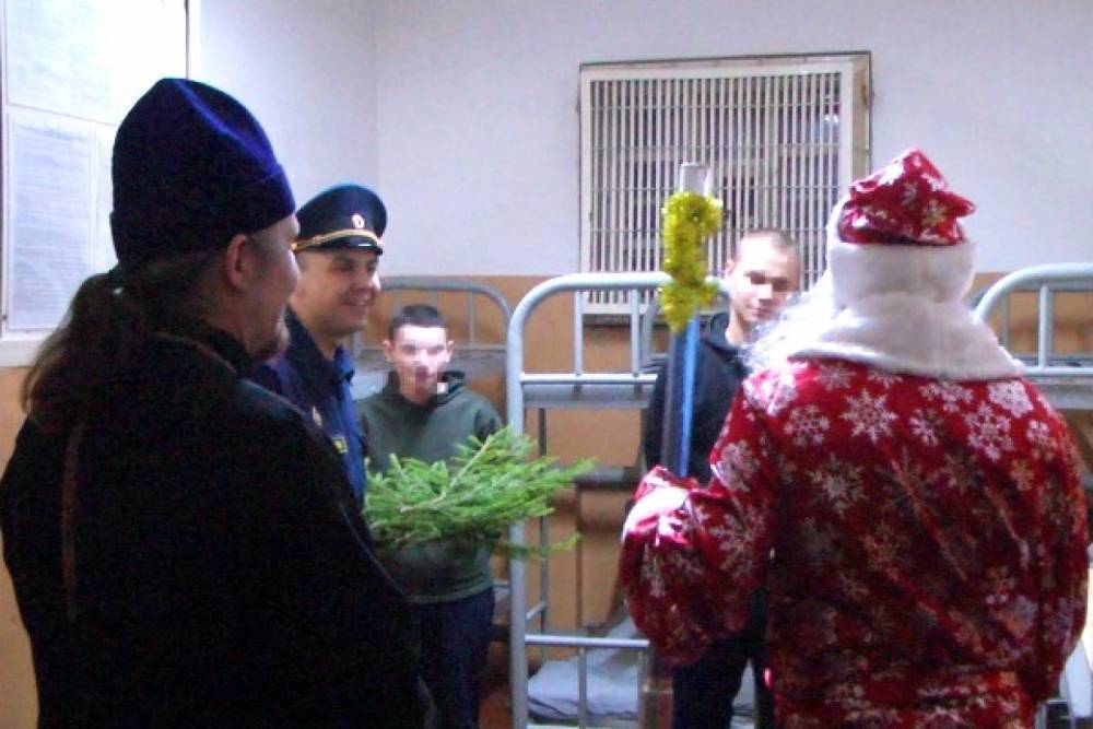 Дед Мороз посетил детей в следственном изоляторе Сыктывкара