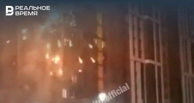 В Новый год жилую многоэтажку в Уфе обстреляли фейерверком — видео