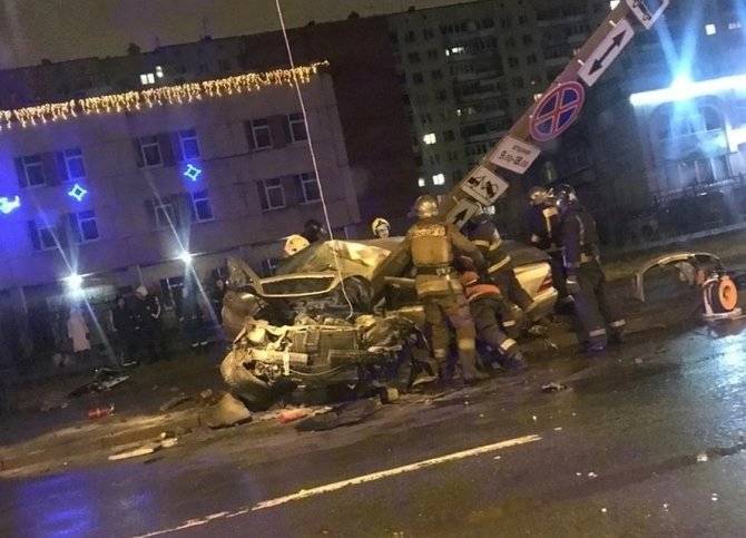 В Петербурге Mercedes врезался в столб – погиб человек
