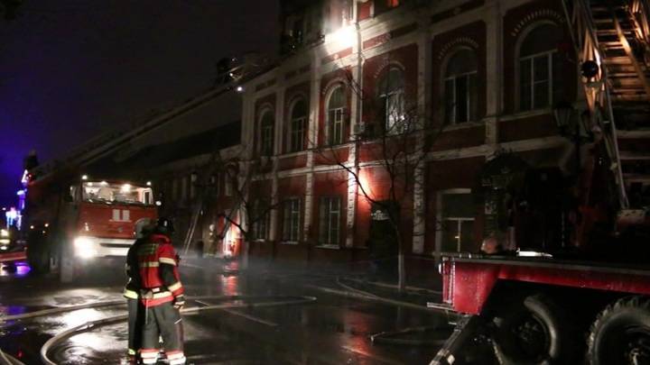 Пожар в Астрахани: один человек погиб, еще одного ищут