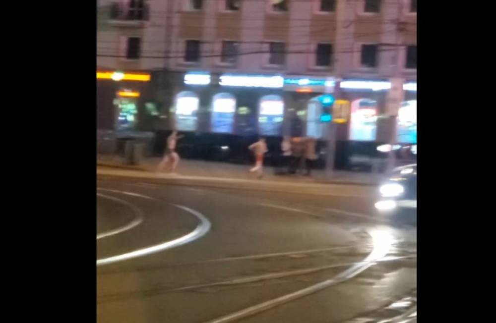 По центру Калининграда бегали мужчины в трусах