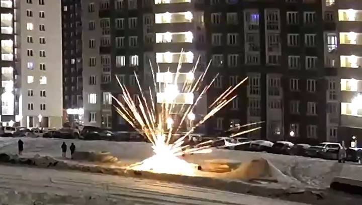 Житель Омска зажег в новогоднюю ночь и подорвал себя петардой. Видео